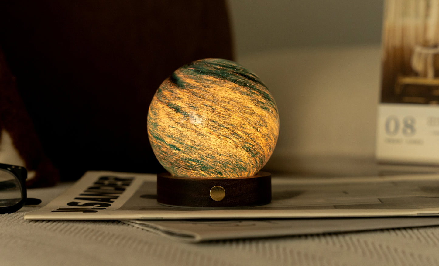 lampada AstraGlass Light. Composta da una sfera in vetro soffiata e dipinta a mano poggiata su una base rotonda in legno di noce americano. Questa lampada è perfetta per chiunque sia affascinato dal meraviglioso fenomeno naturale del nostro mondo. Dimensioni: cm ø 8 x h 9. In negozio e online su tuttochic.it