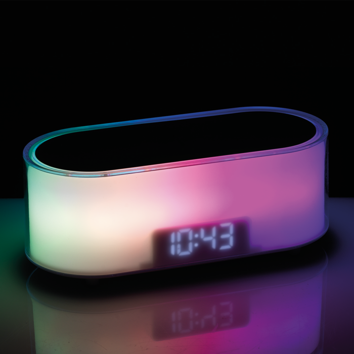 Sveglia - Wireless Charger - La ricarica rapida da 15W del wireless charger garantisce una carica veloce ed efficiente per il tuo dispositivo, mentre la lampada a led ti permette di scegliere tra due livelli di luminosità. Dimensioni: cm 22 x 10 x h 9 - Cavo usb-c incluso. In negozio e online su tuttochic.it