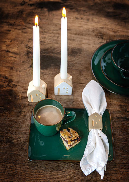 Realizzati in gres di colore bianco. Dimensioni: cm 4.5 x 4.5 x 5.5 h. In negozio e online su tuttochic.it