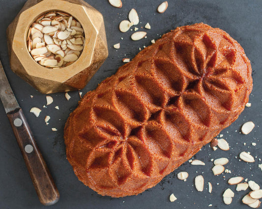 Stampo per dolce Jubilee Loaf stampo Bundt per le occasioni importanti, per un'eleganza sopra le righe.• Rivestimento interno antiaderente• Made in USA. In negozio e online su tuttochic.it