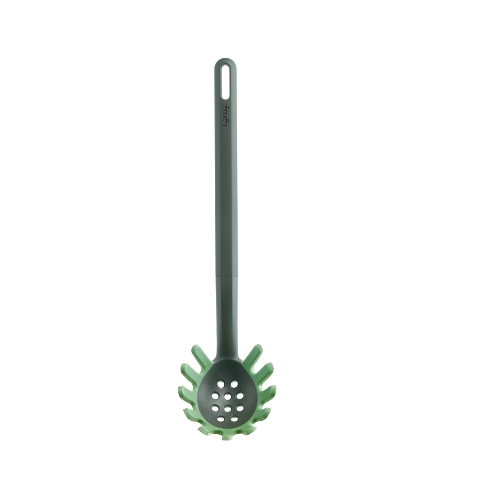 Mestolo per servire tutti i tipi di pasta lunga, come spaghetti e tagliatelle, senza scivolare. I suoi rebbi, rivestiti in Silicone Platinico, proteggono le tue pentole e padelle da possibili graffi. Dimensioni: cm 8 x 30. In negozio e online su tuttochic.it