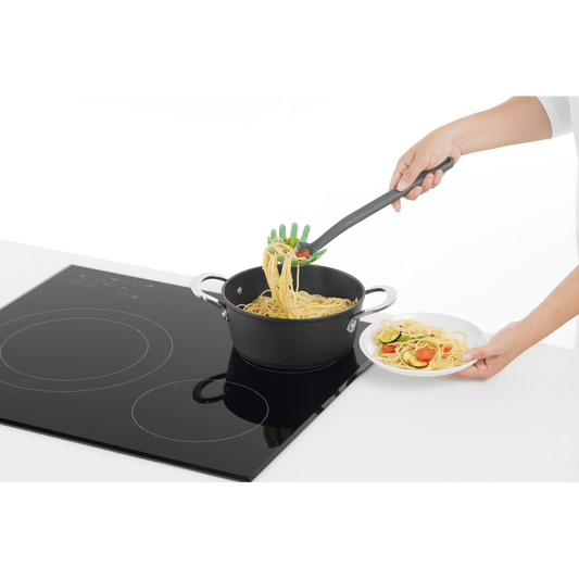 Mestolo per servire tutti i tipi di pasta lunga, come spaghetti e tagliatelle, senza scivolare. I suoi rebbi, rivestiti in Silicone Platinico, proteggono le tue pentole e padelle da possibili graffi. Dimensioni: cm 8 x 30. In negozio e online su tuttochic.it