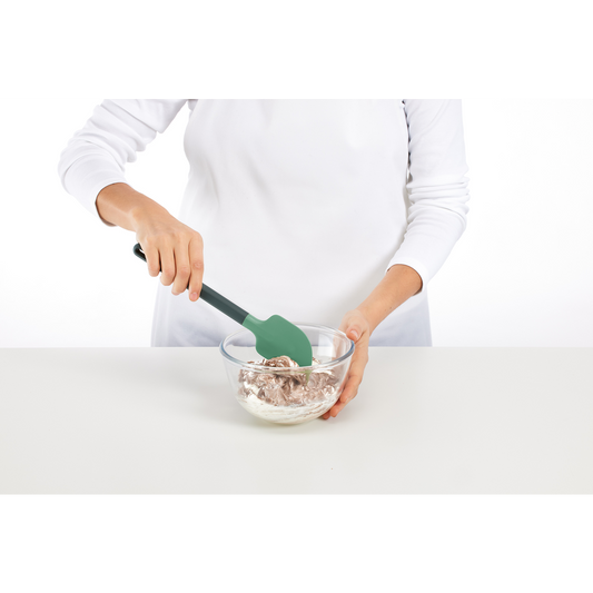 Spatola in silicone per mescolare e preparare impasti dolci o salati. Dimensioni: cm 6 x 11,2 Lavabile in lavastoviglie. In negozio e online su tuttochic.it