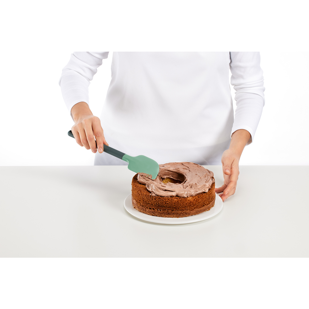 Spatola in silicone per mescolare e preparare impasti dolci o salati. Dimensioni: cm 6 x 11,2 Lavabile in lavastoviglie. In negozio e online su tuttochic.it