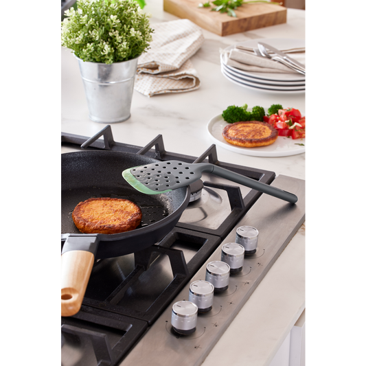 Uno strumento essenziale per chi ama girare le cose più e più volte. Questa paletta beneficia della forma e dell'angolazione perfette per sollevare, girare e servire pesci o bistecche di carne, hamburger o verdure - senza romperli. Dimensioni: cm 9,4 x 30,6 Lavabile in lavastoviglie. In negozio e online su tuttochic.it