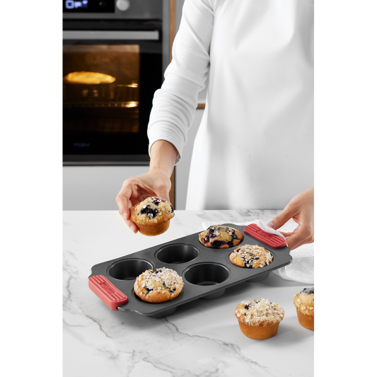 Divertiti a preparare dei deliziosi muffin soffici con questo vassoio per muffin in acciaio al carbonio con rivestimento ceramico antiaderente, che è privo di PFOA e PFA,! Realizza 6 Muffin Ø 6,5 cm Dimensioni stampo: cm 31 x 18 x h 3,7. In negozio e online su tuttochic.it