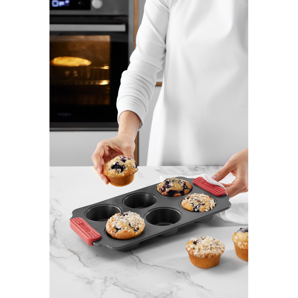 Divertiti a preparare dei deliziosi muffin soffici con questo vassoio per muffin in acciaio al carbonio con rivestimento ceramico antiaderente, che è privo di PFOA e PFA,! Realizza 6 Muffin Ø 6,5 cm Dimensioni stampo: cm 31 x 18 x h 3,7. In negozio e online su tuttochic.it