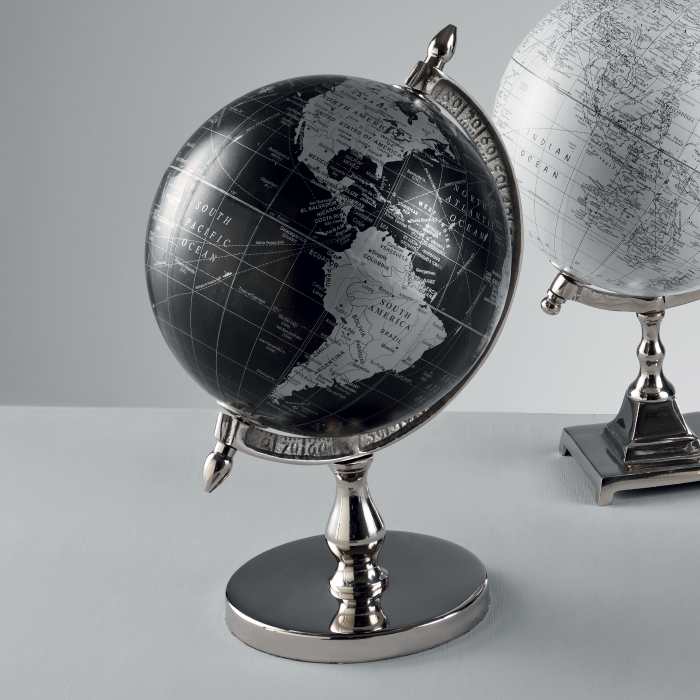 Mappamondo soprammobile in alluminio diametro cm 20. Dimensioni totali: cm 23 x 20,5 x 34 h. In negozio e online su tuttochic.it