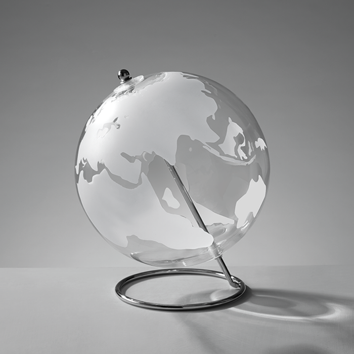 Esplora il mondo con stile grazie a questo mappamondo rotante in vetro di Ø 20 cm. Dimensioni totali: cm 20 x 22 h. In negozio e online su tuttochic.it