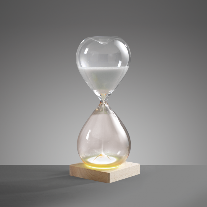 Clessidra in vetro bicolore ambra/trasparente con base in legno illuminata a led. Durata di 60 minuti circa, corredata di cavetto di alimentazione USB. Dimensioni: cm 10 x 10 x 27 h. In negozio e online su tuttochic.it
