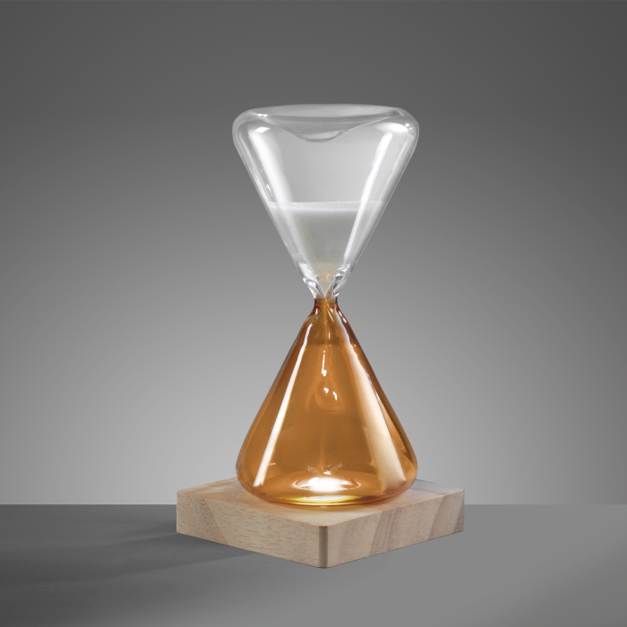 Clessidra in vetro bicolore arancione/trasparente con base in legno illuminata a led. Durata di 30 minuti circa, corredata di cavetto di alimentazione USB. Dimensioni: cm 10 x 10 x 20 h. In negozio e online su tuttochic.it