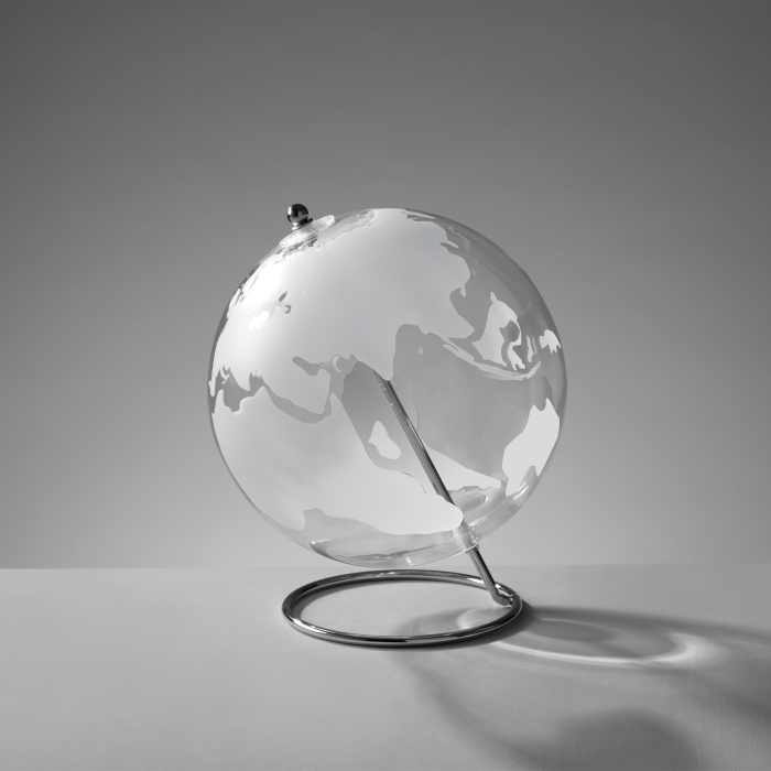 Esplora il mondo con stile grazie a questo mappamondo rotante in vetro di Ø 20 cm. Dimensioni totali: cm 10 x 14 h. In negozio e online su tuttochic.it