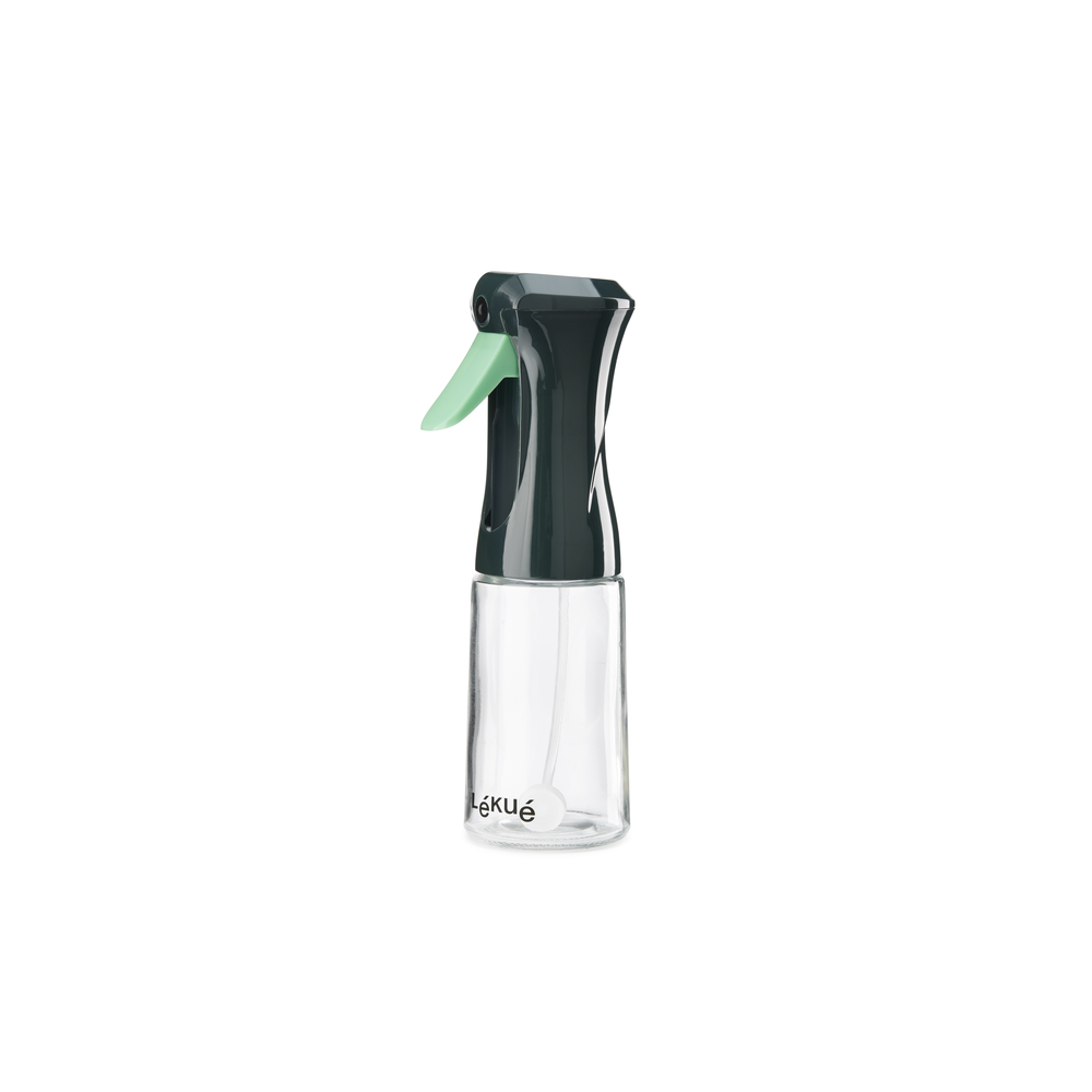 Prepara piatti più sani risparmiando olio grazie a questo spruzzatore d'olio. Ideale da usare con la friggitrice ad aria! Con una pratica bottiglia di vetro da 150 ml lavabile in lavastoviglie. Dimensioni: cm Ø 6 x h 20 - Peso: 194 gr. In negozio e online su tuttochic.it