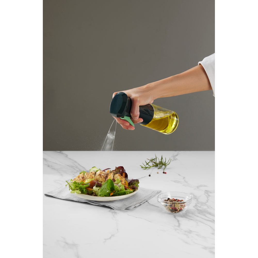 Prepara piatti più sani risparmiando olio grazie a questo spruzzatore d'olio. Ideale da usare con la friggitrice ad aria! Con una pratica bottiglia di vetro da 150 ml lavabile in lavastoviglie. Dimensioni: cm Ø 6 x h 20 - Peso: 194 gr. In negozio e online su tuttochic.it