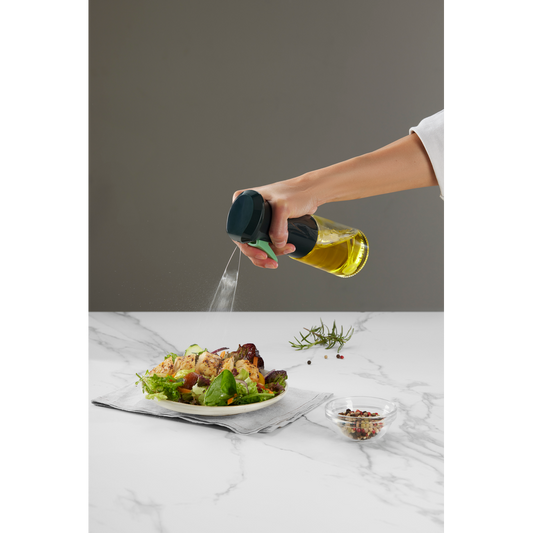 Prepara piatti più sani risparmiando olio grazie a questo spruzzatore d'olio. Ideale da usare con la friggitrice ad aria! Con una pratica bottiglia di vetro da 150 ml lavabile in lavastoviglie. Dimensioni: cm Ø 6 x h 20 - Peso: 194 gr. In negozio e online su tuttochic.it