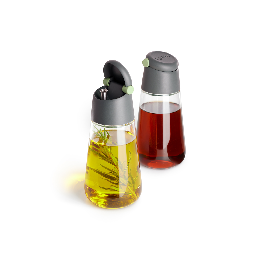 Un set perfetto di 2 dispenser per olio e aceto da usare in cucina e a tavola. Condisci i tuoi piatti con maggiore controllo inclinando la bottiglia! In negozio e online su tuttochic.it