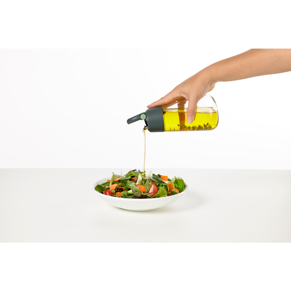 Un set perfetto di 2 dispenser per olio e aceto da usare in cucina e a tavola. Condisci i tuoi piatti con maggiore controllo inclinando la bottiglia! In negozio e online su tuttochic.it