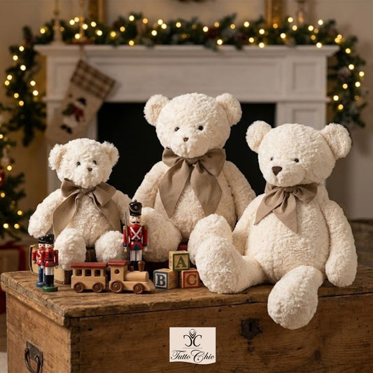 Orso di peluche morbido color panna con fiocco beige in tessuto al collo, collezione Vintage Toys di Nuvole di Stoffa, altezza 20 cm.