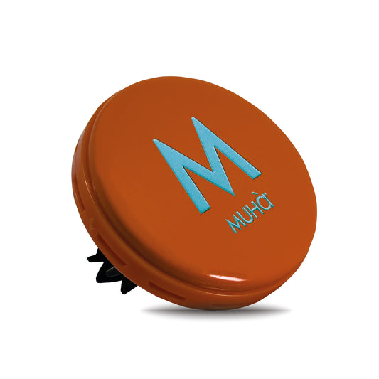 Rivestito in ecopelle lucida arancione, dal design accattivante e moderno, con rilascio graduale di profumi ricchi e corposi che garantiscono una lunga durata. CEDRO E BERGAMOTTO La fragranza racchiude la calda luce e la vitale energia degli agrumi. Dimensioni: Ø 5,3 cm. In negozio e online su tuttochic.it