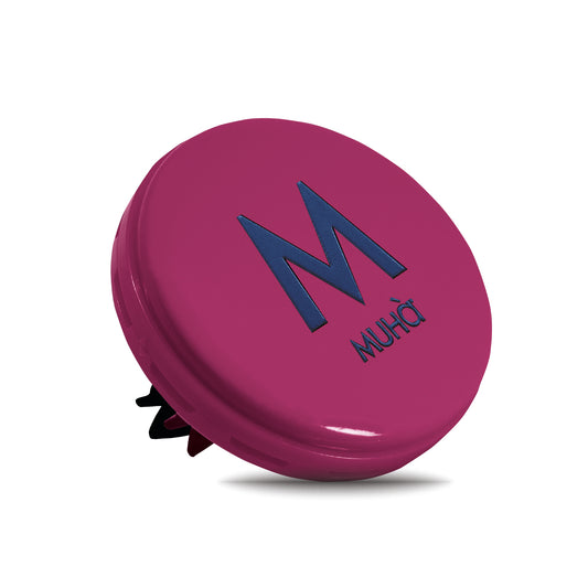 Rivestito in ecopelle lucida rosa, dal design accattivante e moderno, con rilascio graduale di profumi ricchi e corposi che garantiscono una lunga durata. Lino e Cotone Fragranza intensa, semplice e raffinata ispirata al profumo di pulito. Dimensioni: Ø 5,3 cm. In negozio e online su tuttochic.it