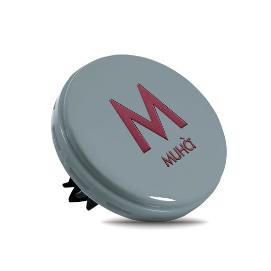 Rivestito in ecopelle lucida azzurra, dal design accattivante e moderno, con rilascio graduale di profumi ricchi e corposi che garantiscono una lunga durata CUOIO E FRUTTI Fragranza intensa, calda, legnosa miscelata con cuoio e zafferano unita a profumi fruttati Dimensioni: Ø 5,3 cm. In negozio e online su tuttochic.it