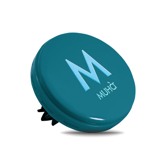 Rivestito in ecopelle lucida turchese, dal design accattivante e moderno, con rilascio graduale di profumi ricchi e corposi che garantiscono una lunga durata. Menta e Sandalo. Essenza che diffonde nell’ambiente una sensazione di aria fresca e pulita. Dimensioni: Ø 5,3 cm. In negozio e online su tuttochic.it