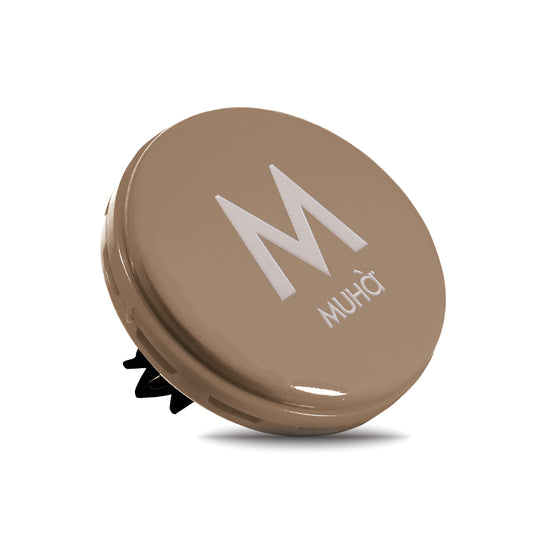 Rivestito in ecopelle lucida color cuoio, dal design accattivante e moderno, con rilascio graduale di profumi ricchi e corposi che garantiscono una lunga durata. VANIGLIA E LIQUIRIZIA La combinazione della liquirizia nera con la delicatezza della vaniglia. Dimensioni: Ø 5,3 cm. In negozio e online su tuttochic.it