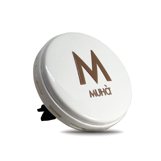 Rivestito in ecopelle lucida bianca, dal design accattivante e moderno, con rilascio graduale di profumi ricchi e corposi che garantiscono una lunga durata. ACQUA E SALE La fragranza  sprigiona la freschezza della brezza del mare carica di ozono e dei profumi... Dimensioni: Ø 5,3 cm. In negozio e online su tuttochic.it