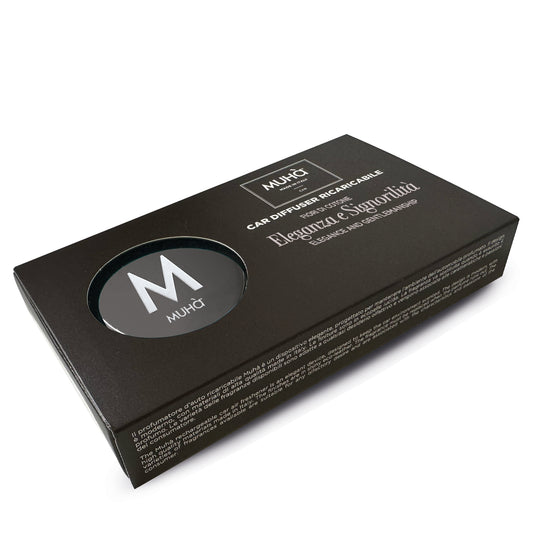 Rivestito in ecopelle lucida grigia, dal design accattivante e moderno, con rilascio graduale di profumi ricchi e corposi che garantiscono una lunga durata. FIORI DI COTONE  Fragranza delicata e soave con note di bergamotto si uniscono ad un cuore fiorito... Dimensioni: Ø 5,3 cm. In negozio e online su tuttochic.it