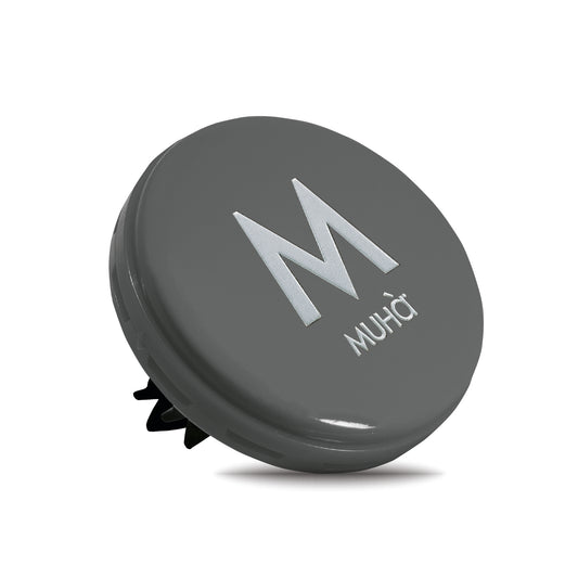 Rivestito in ecopelle lucida grigia, dal design accattivante e moderno, con rilascio graduale di profumi ricchi e corposi che garantiscono una lunga durata. FIORI DI COTONE  Fragranza delicata e soave con note di bergamotto si uniscono ad un cuore fiorito... Dimensioni: Ø 5,3 cm. In negozio e online su tuttochic.it