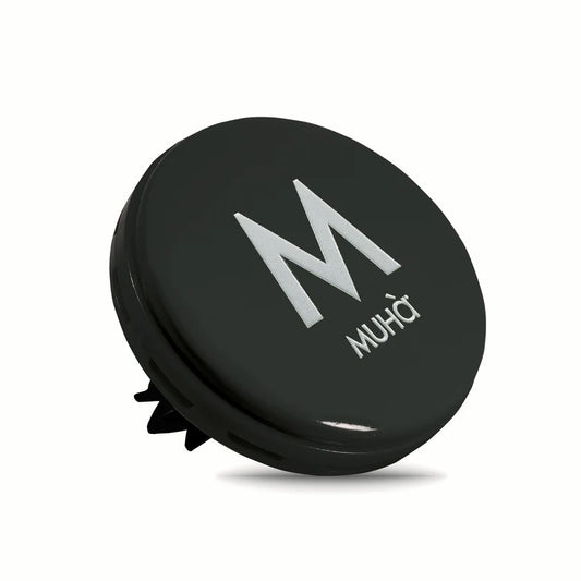 Rivestito in ecopelle lucida nera, dal design accattivante e moderno, con rilascio graduale di profumi ricchi e corposi che garantiscono una lunga durata. LEGNI E TÈ Ricordi di un souk d’oriente sono evocati dal profumo agrumato del bergamotto e dell’arancia... Dimensioni: Ø 5,3 cm. In negozio e online su tuttochic.it