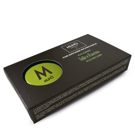 Rivestito in ecopelle lucida grigia, dal design accattivante e moderno, con rilascio graduale di profumi ricchi e corposi che garantiscono una lunga durata.  MOSTO SUPREMO La fragranza seducente che cattura e confonde tutti i sensi. Dimensioni: Ø 5,3 cm. In negozio e online su tuttochic.it