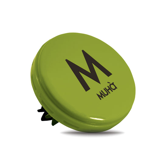 Rivestito in ecopelle lucida grigia, dal design accattivante e moderno, con rilascio graduale di profumi ricchi e corposi che garantiscono una lunga durata.  MOSTO SUPREMO La fragranza seducente che cattura e confonde tutti i sensi. Dimensioni: Ø 5,3 cm. In negozio e online su tuttochic.it