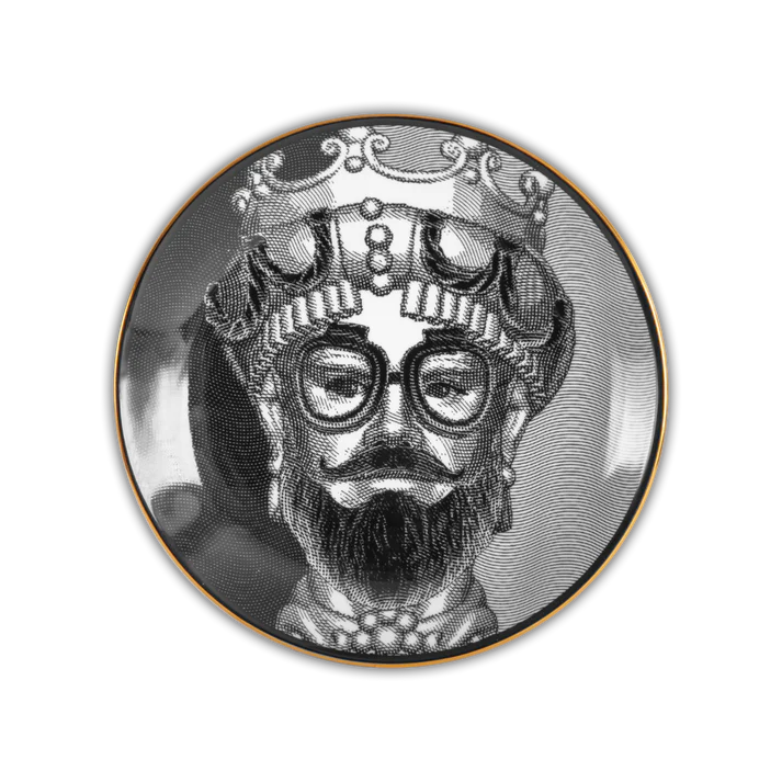 Piatto Decorativo in porcellana L’hipster. incarna lo spirito di coloro che abbracciano la diversità, la creatività e uno stile di vita alternativo. Dedicato agli innovatori culturali, ai curatori di tendenze e a coloro che cercano la bellezza nell’eclettismo Dimensioni: Ø 24. In negozio e online su tuttochic.it