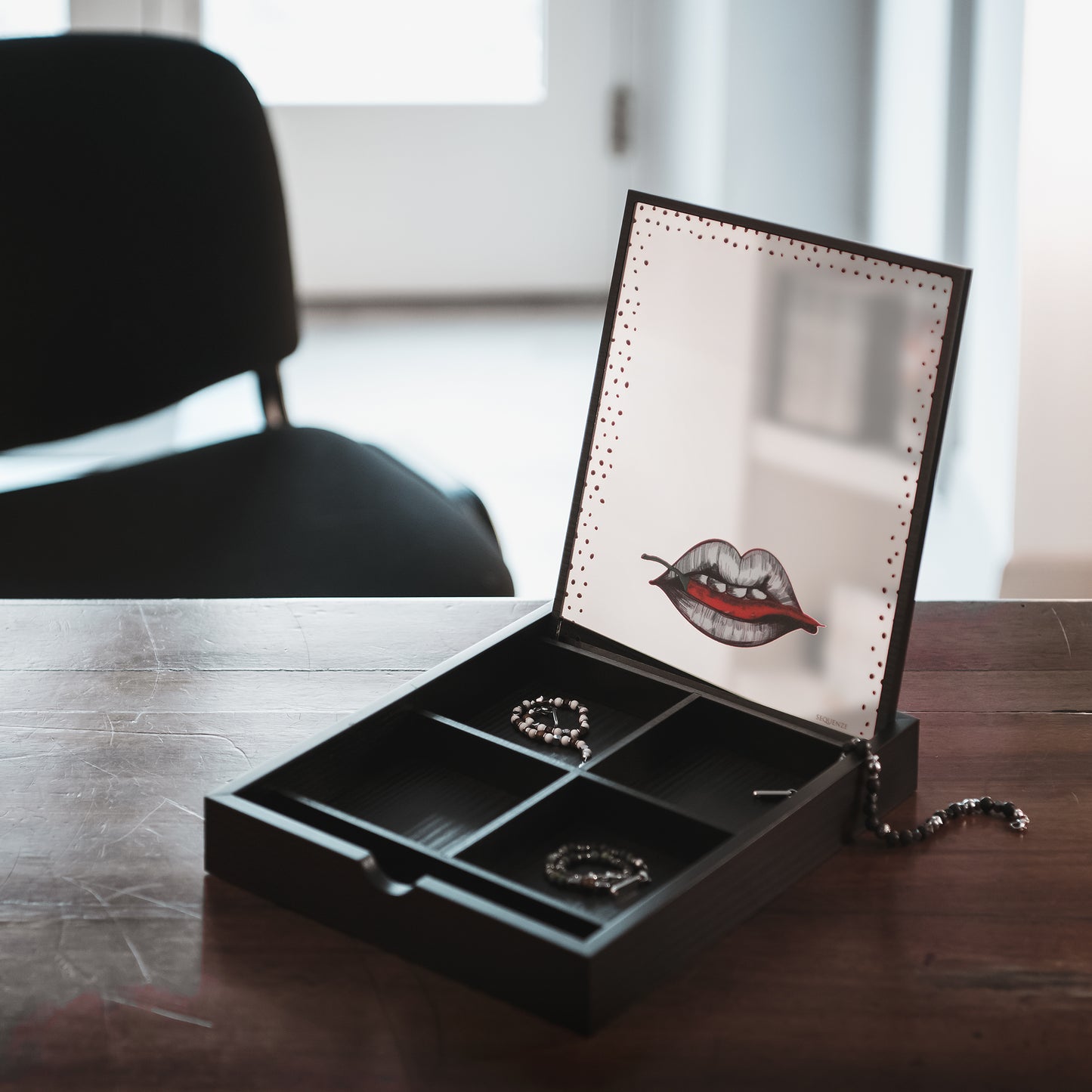 Aggiungi un tocco di fortuna e stile al tuo spazio con il Portagioie Bocca con Peperoncino dalla linea "The Spicy Riot". Questo portagioie moderno e sofisticato è dotato di uno specchio per facilitare il tuo trucco e la sua decorazione iconica ti porterà fortuna. cm 21 x 26 x 3,8. In negozio e online su tuttochic.it