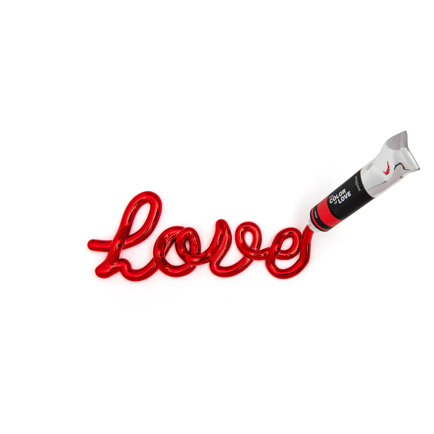 “The Color of Love” celebra la diversità e la bellezza dell’amore. Ogni scritta è composta da un colore, simboleggiando l’ampia gamma di sfumature e dimensioni che l’amore può assumere. Realizzata in resina decorata - Made in Italy Dimensioni (LxPxH): 39 x 14 x 23 cm Peso: gr. 470. In negozio e online su tuttochic.it