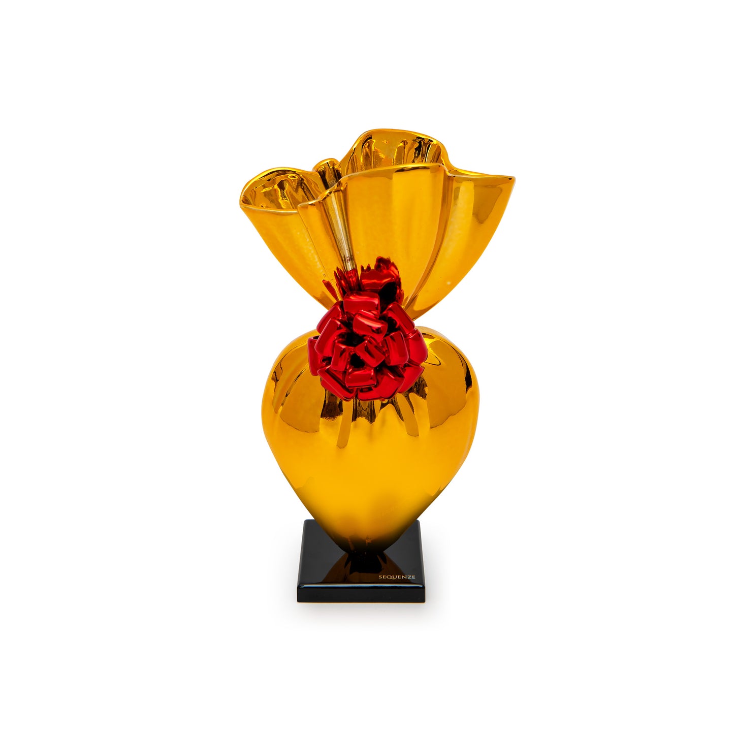 Scultura Give Yourself rappresenta un cuore avvolto con cura in una carta regalo metallizzata, pronto per un regalo unico e prezioso. Concediti l'amore e regala questo capolavoro artistico ad una persona speciale. Realizzata in resina Dimensioni: cm 6 x 5,5 x 14 h - Peso: gr. 240. In negozio e online su tuttochic.it