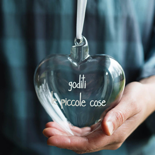 La pallina cuore "goditi le piccole cose" è un allegro decoro da appendere, realizzato in vetro borosilicato. cm 11. In negozio e online su tuttochic.it