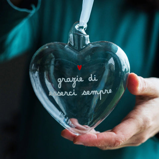 La pallina cuore "grazie di esserci sempre" è un allegro decoro da appendere, realizzato in vetro borosilicato. cm 11. In negozio e online su tuttochic.it