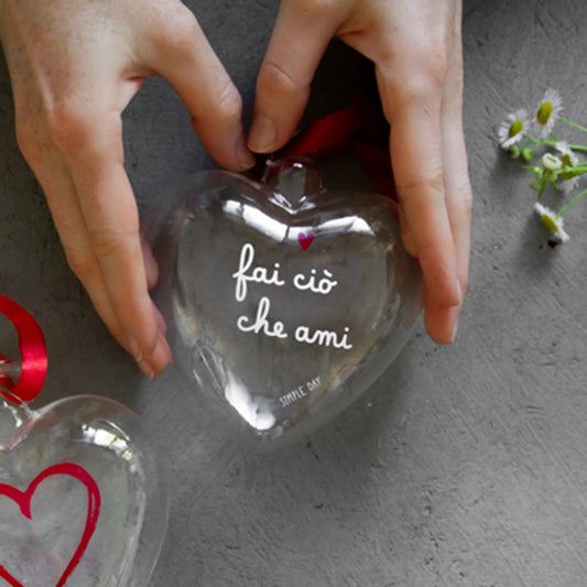 La pallina cuore "fai ciò che ami" è un allegro decoro da appendere, realizzato in vetro borosilicato. cm 11. In negozio e online su tuttochic.it