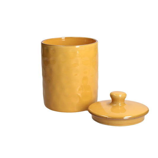 Contenitore barattolo in gres porcellanato di colore giallo ocra. Dimensioni e capacità: 1100 ml Concerto, con le sue tonalità iconiche e forme materiche, arriva anche in cucina grazie alla nuova collezione di Barattoli. Oggetti funzionali dal sapore contemporaneo. In negozio e online su tuttochic.it
