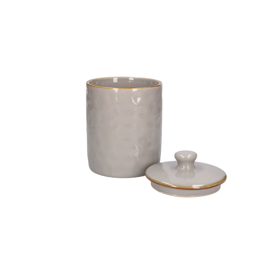 Contenitore barattolo in gres porcellanato di colore grigio perla. Dimensioni e capacità: 1100 ml Concerto, con le sue tonalità iconiche e forme materiche, arriva anche in cucina grazie alla nuova collezione di Barattoli. Oggetti funzionali dal sapore contemporaneo. In negozio e online su tuttochic.it