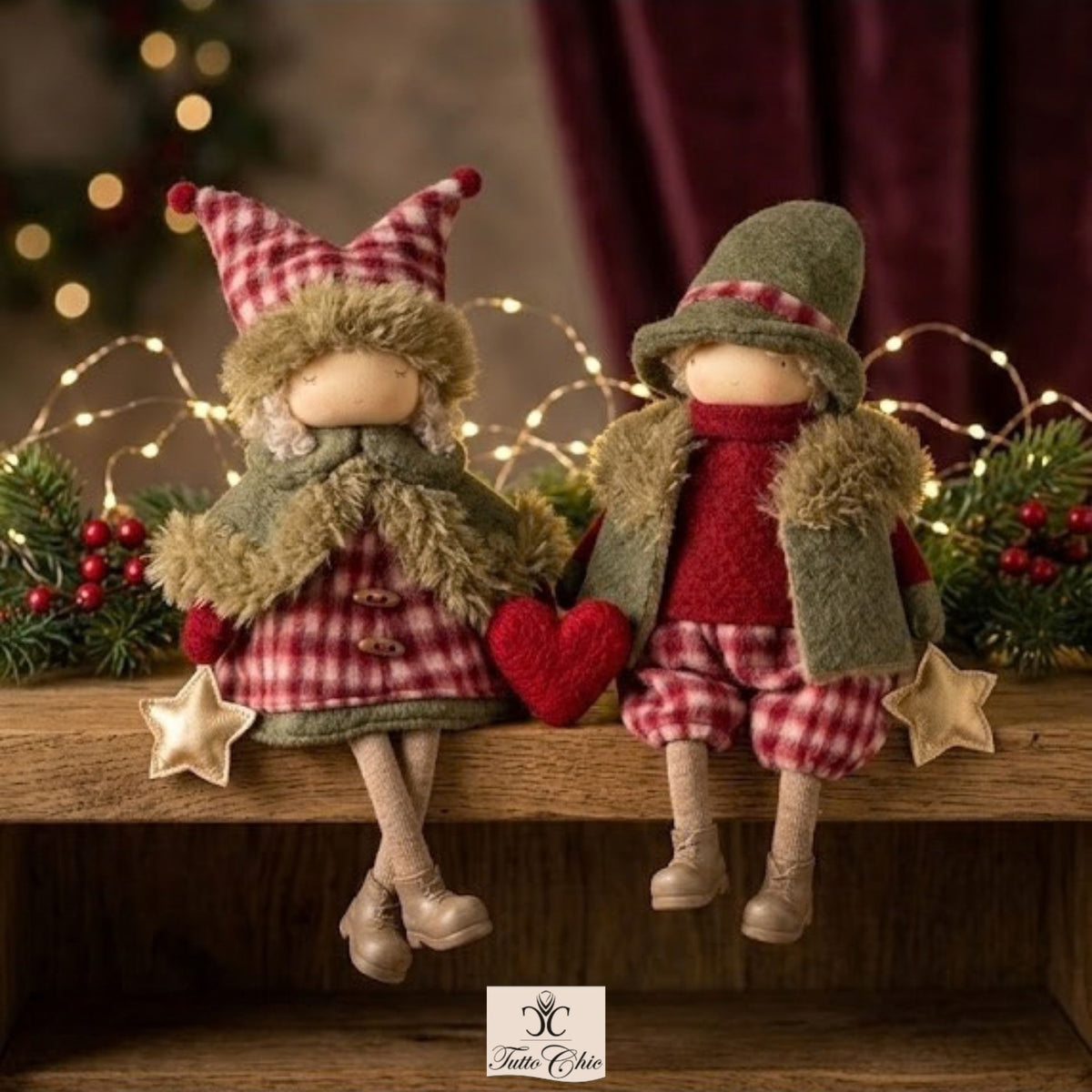 Decorazione natalizia Ragazzo/a con Pellicciotto e Stella della collezione Vintage Toys di Nuvole di Stoffa, alta 40 cm, vestita con cappottino a quadri, mantella verde e cappello a punta con pompon.