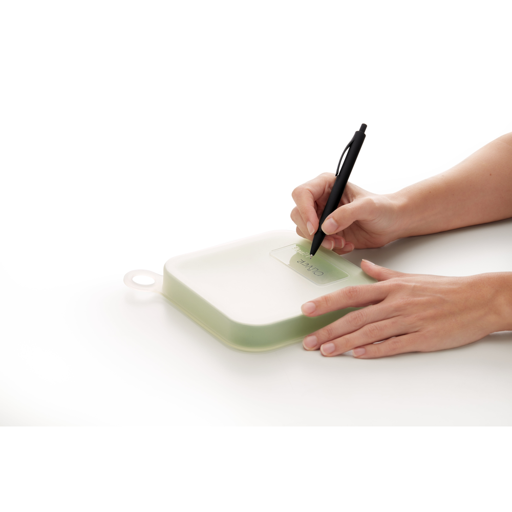 Involucro riutilizzabile per una conservazione dei panini facile ed ecologica. Lavabile in lavastoviglie - Resiste fino a 220° C e a -60°C Dimensioni: cm 18,1 x 18,1 x h 2,5 - Peso 171 gr. In negozio e online su tuttochic.it