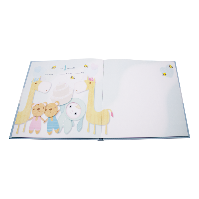 Album primo anno in carta con 60 pagine illustrate. Testo in italiano. Formato album: 26x26 cm. Illustrazioni di Michela Galassi. In negozio e online su tuttochic.it