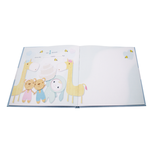 Album primo anno in carta con 60 pagine illustrate. Testo in italiano. Formato album: 26x26 cm. Illustrazioni di Michela Galassi. In negozio e online su tuttochic.it