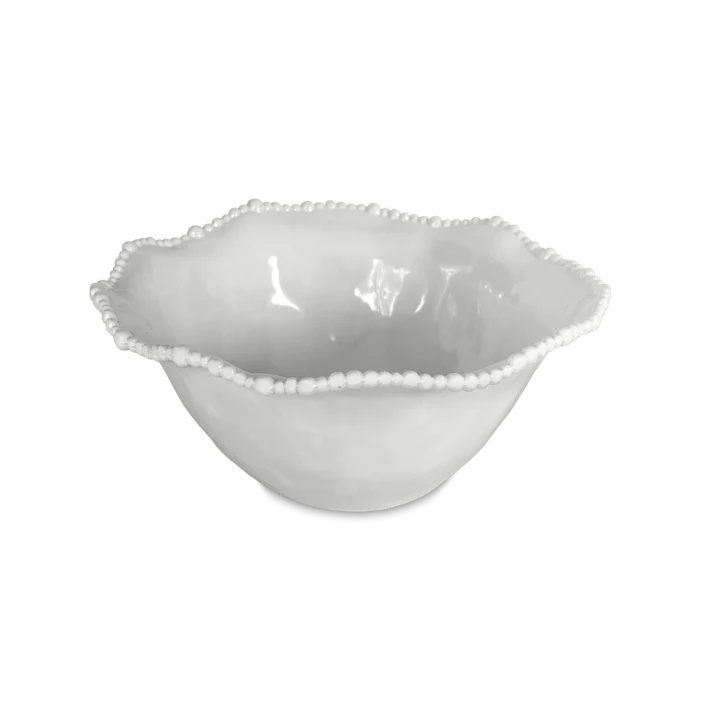 Insalatiera 20 cm in melamina di colore bianco dell'innovativa collezione Joke. Tonalità pastello e caratteristico bordo rivestito di micro sfere ornamentali fanno della linea in melamina un ottimo alleato per la tavola. Lavabile in Lavastoviglie. No microonde Dimensioni: Ø 20 cm. In negozio e online su tuttochic.it