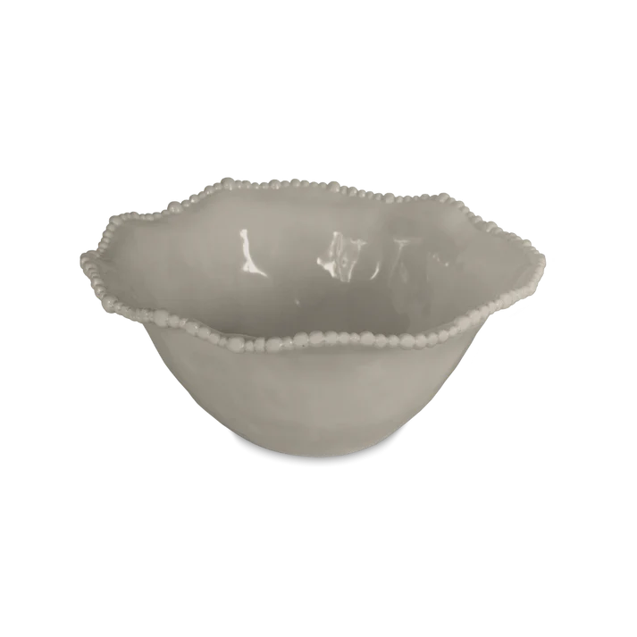 Insalatiera 35 cm in melamina di colore tortora dell'innovativa collezione Joke. Tonalità pastello e caratteristico bordo rivestito di micro sfere ornamentali fanno della linea in melamina un ottimo alleato per la tavola. Lavabile in Lavastoviglie. No microonde Dimensioni: Ø 35 cm. In negozio e online su tuttochic.it