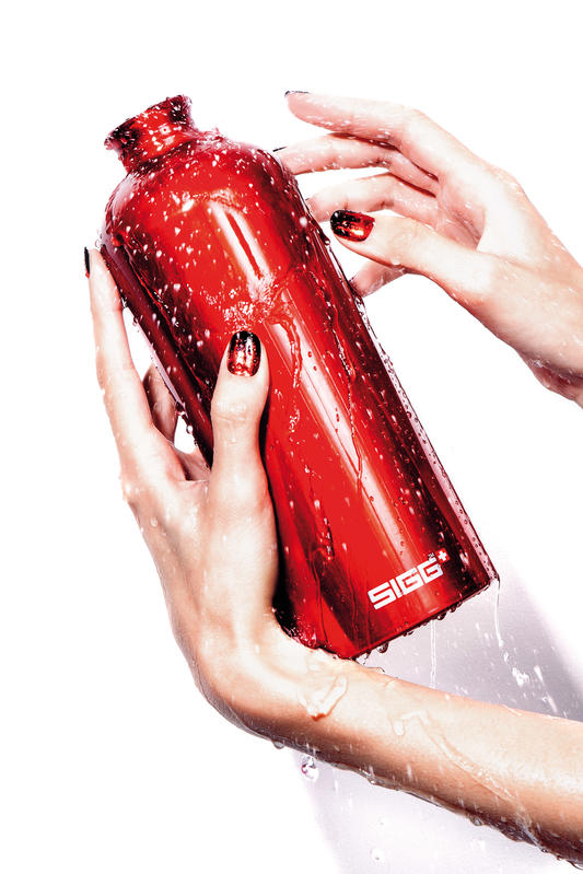 La bottiglia Traveller è l'unione perfetta di design alla moda e alluminio di alta qualità, riciclabile. Estremamente leggera e robusta, può essere portata con solo un dito. Capacità lt. 1. In negozio e online su tuttochic.it