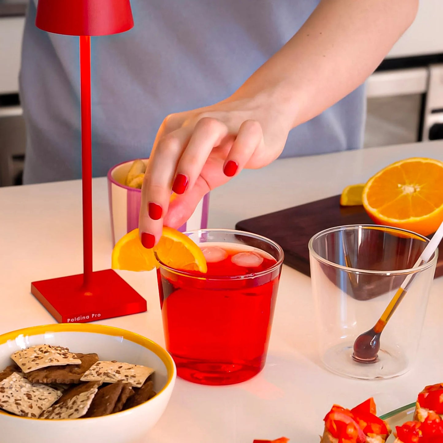 “Spritzometro” set realizzato in vetro borosilicato lavorato a mano, include due tumbler e una bacchetta di misurazione, ideati per garantire un’esperienza di aperitivo impeccabile. In negozio e online su tuttochic.it